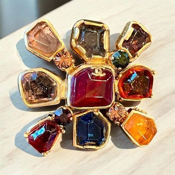 Elegant Chanel Gripoix Multicolor Gemstone Brooch - Picture 8 of 8
